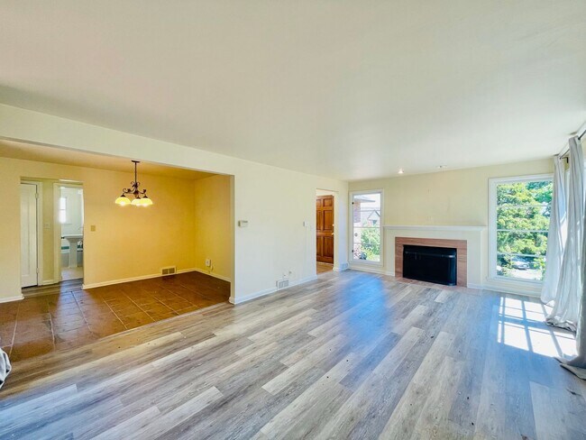Building Photo - Beautiful Craftsman House in Quiet Queen A...