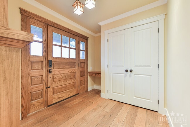 Photo du bâtiment - Spacious 5 Bedroom Coastal Home Walking Distance to Crescent Beach