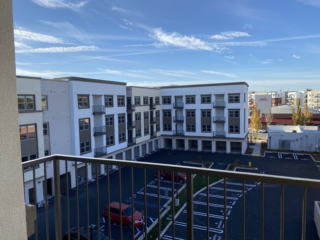 Building Photo - Junction Crossing