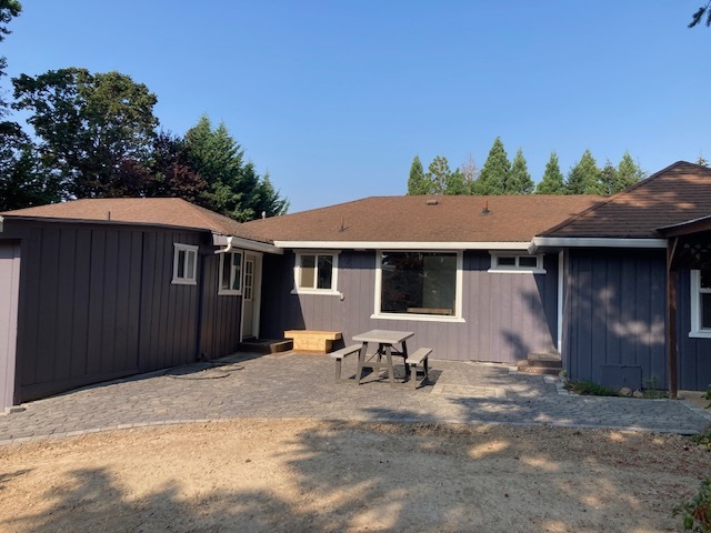 Back patio and large yard w beautiful quiet space - 3750 Middle Grove Dr NE