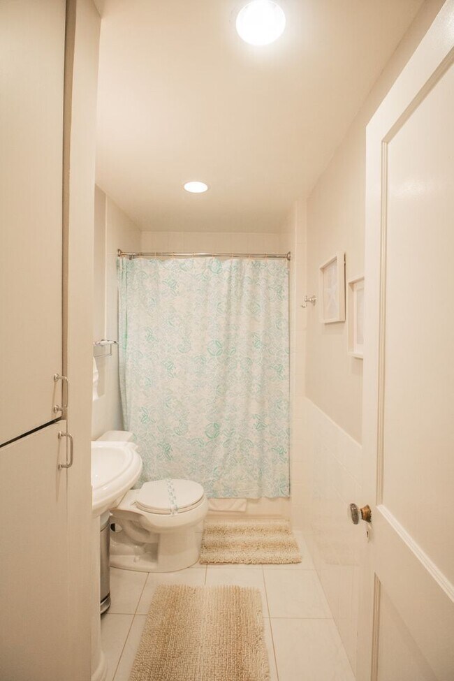 Building Photo - Everything included Beacon St 1 bed
