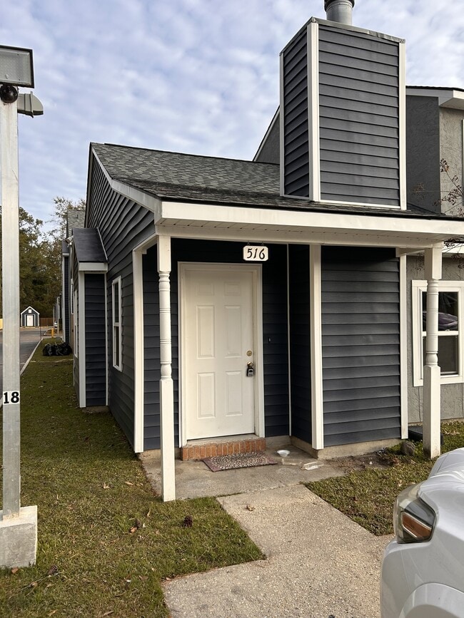 Building Photo - 516 Voters Rd