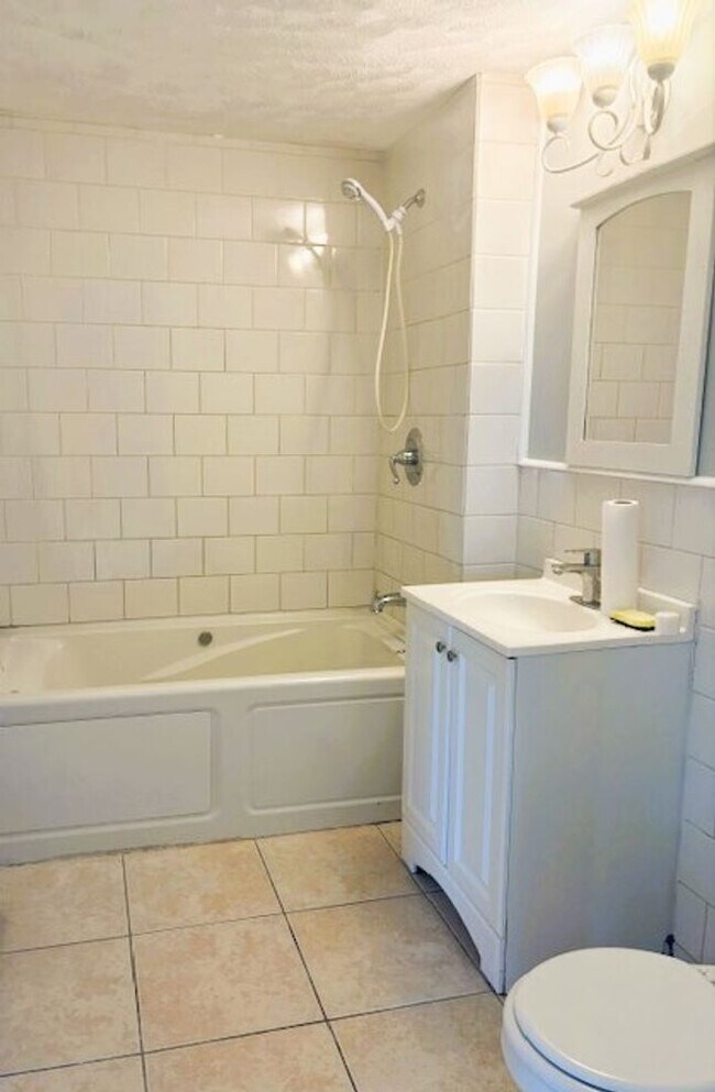 Building Photo - Just Updated Everett 3 Bedroom Apartment W...