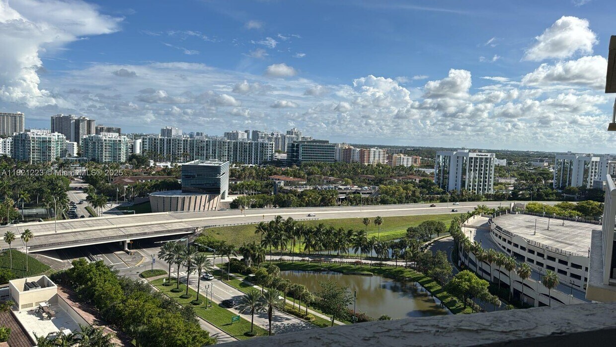 Foto principal - 19501 W Country Club Dr