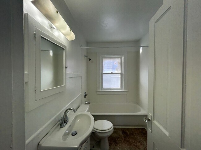 Foto del edificio - ET1608 E 12th St