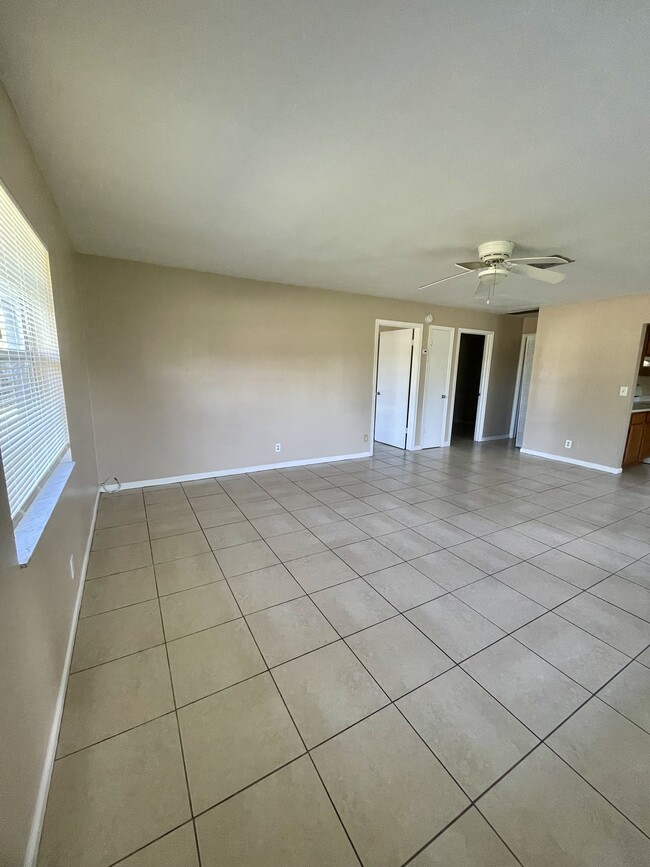 Foto del edificio - 1570 E Breezy Ln