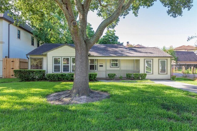 Building Photo - 5519 Huisache St