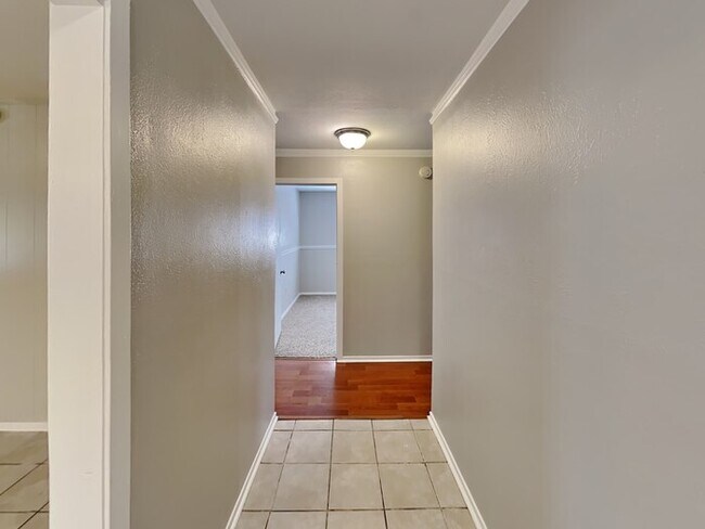 Building Photo - 210 Kelly Ln
