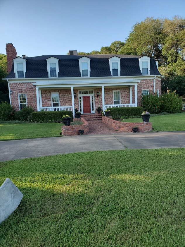 Colonial Estate Home - 4601 County Rd 156