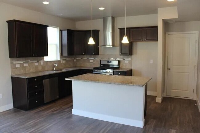 Building Photo - 2202 Mackinac St