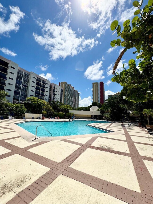 Foto del edificio - 17011 N Bay Rd