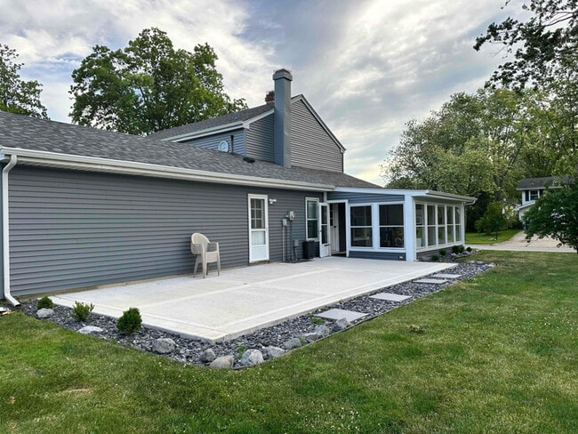 Building Photo - 23W234 Edgewood Ct