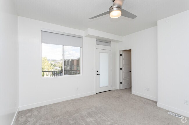 3 habitaciones, 2,5 baños, 2440 pies cuadrados, dormitorio principal - Peak Draper Townhomes