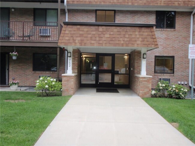 Building Photo - 752 Quaker Ln