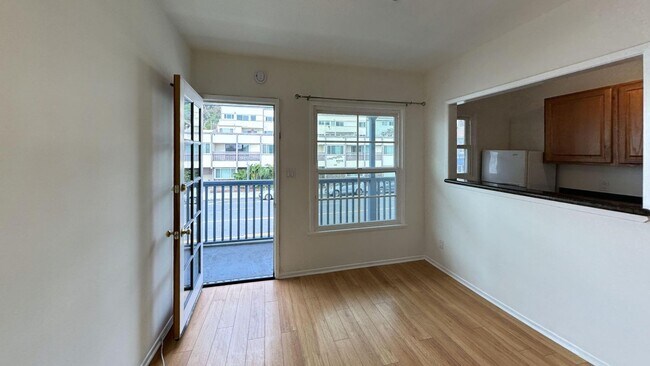 Foto del edificio - 130 W Channel Rd