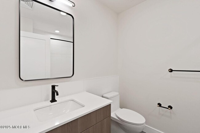 Foto del edificio - 139 Christopher Columbus Dr