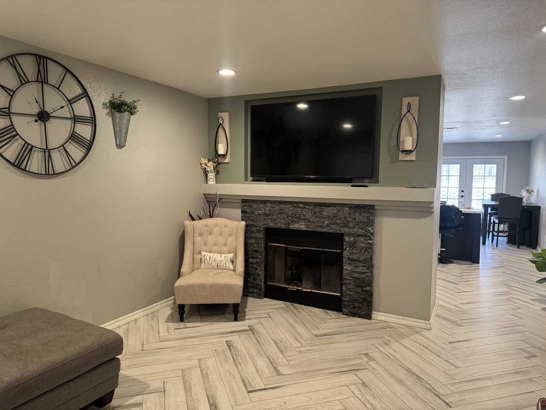 Building Photo - 12057 GoldOak Ct