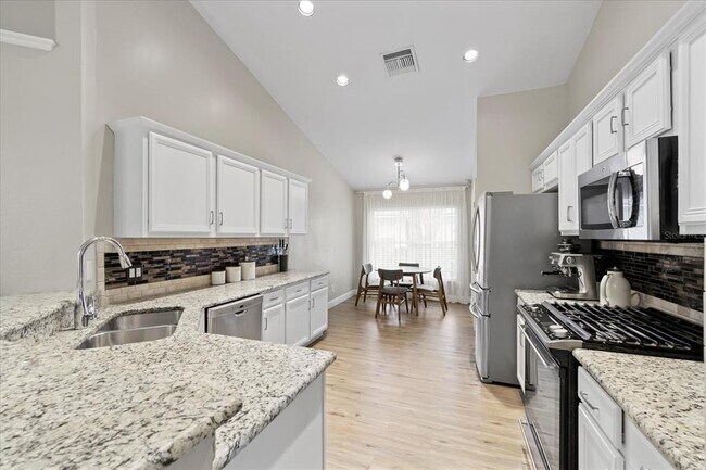 Foto del edificio - 6620 Colonial Lake Dr