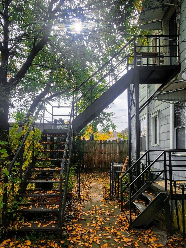 Foto del edificio - 2562-2564 Deming Ave