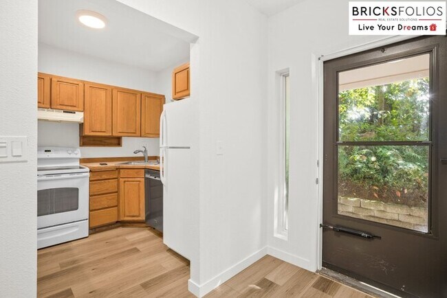 Foto del edificio - Live Steps from Microsoft | Stylish 2BR Condo with Fireplace & Parking