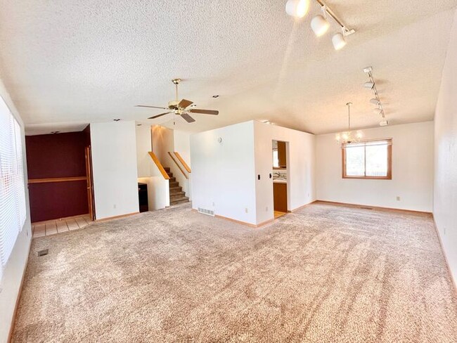 Foto del edificio - Spacious 4 Bed 3 Bath Home with 2-Car Atta...