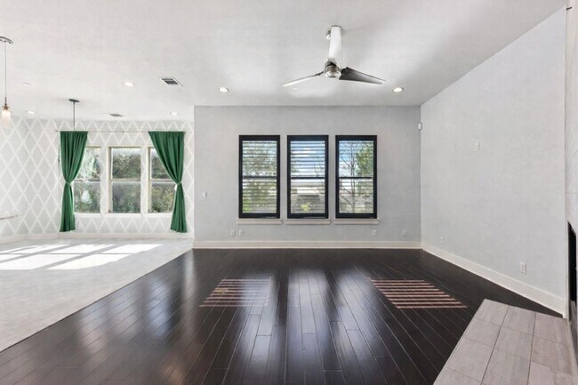 Foto del edificio - 8110 RANCH ROAD 2222