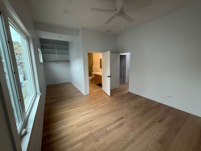 Foto del edificio - 1336 W Barry Ave