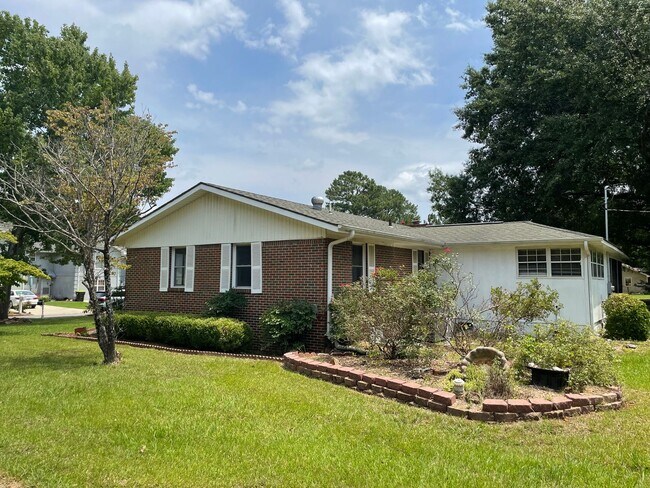 Building Photo - Fabulous Renovated Home Available Now!