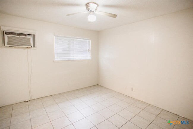 Building Photo - 1239 N LBJ Dr