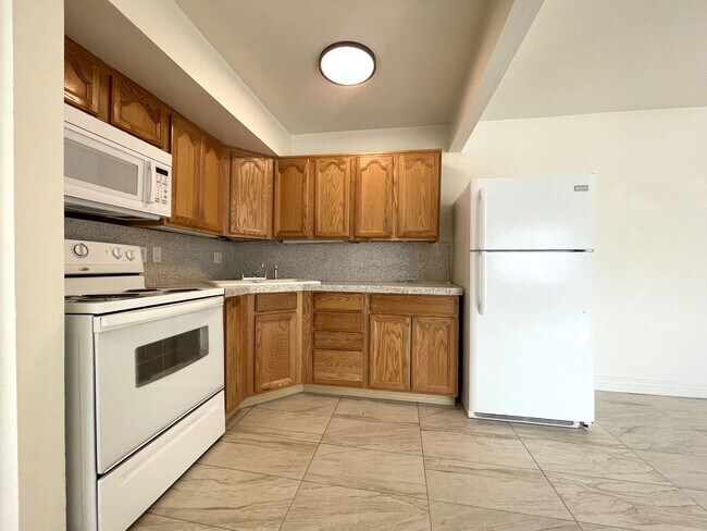 Building Photo - AVAILABLE NOW!  Lovely 1 Bed 1 Bath Apartment in La Quinta!