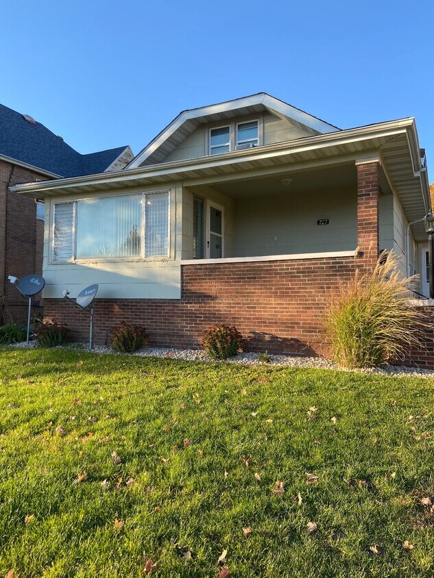exterior front porch street view - 727 5th St