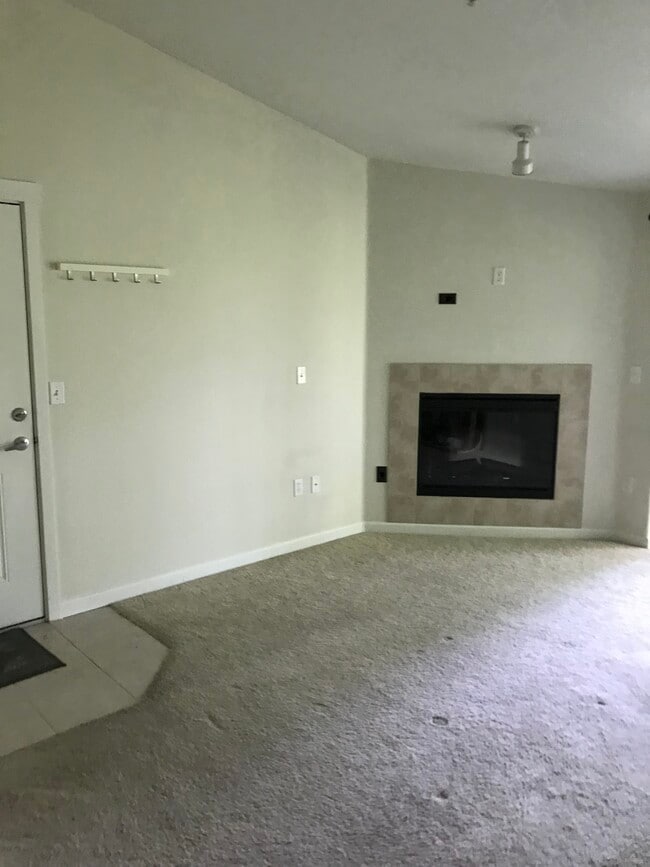 Chimenea en la sala de estar - 730 NW 185th Ave