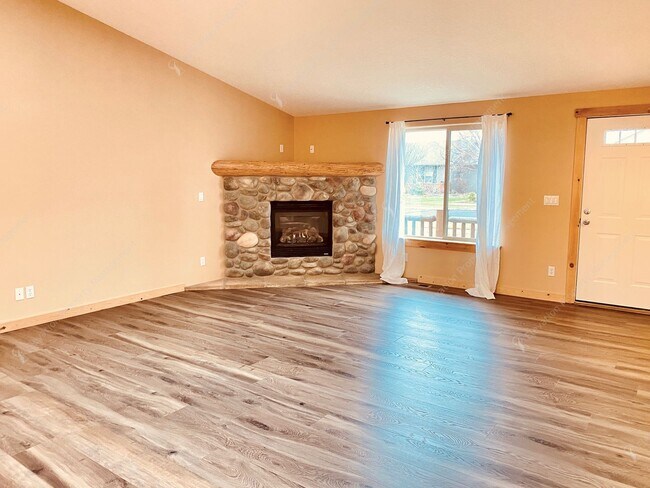Building Photo - 3 BR - 2 BA Rustic Elegance in Bend's Old ...