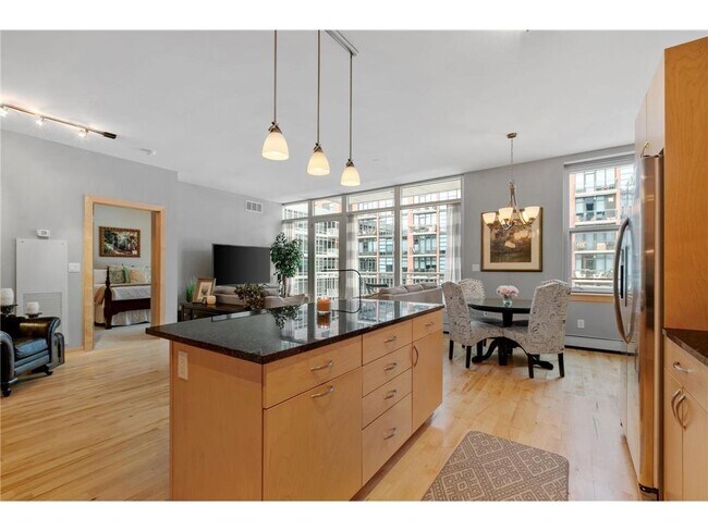 Building Photo - 215 10th Ave S