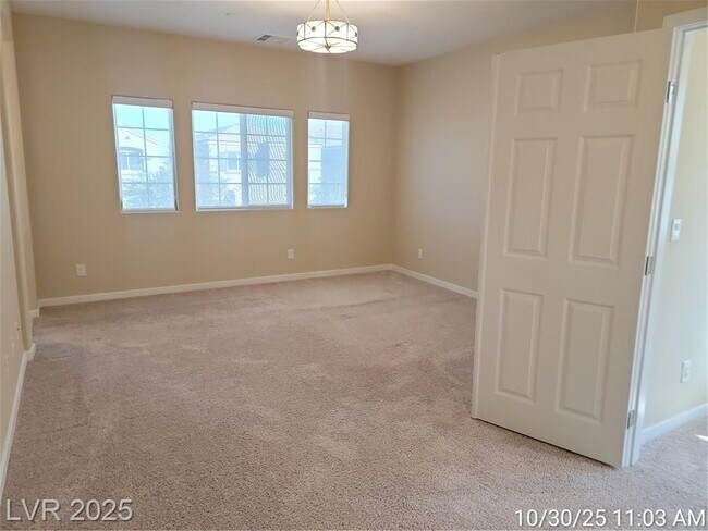 Foto del edificio - Lovely 2 Story Home!