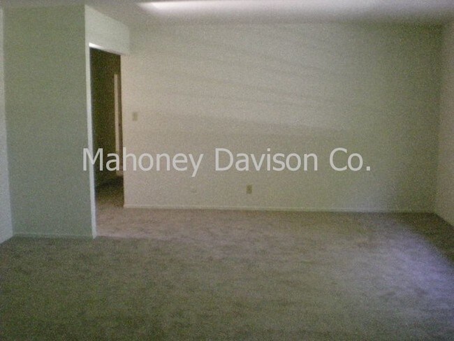 Building Photo - 550 Amber Way