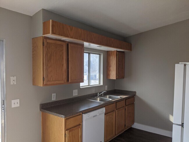 Building Photo - 544 E 600 S