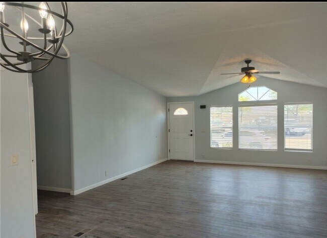 Foto del edificio - 5 Bedroom Home