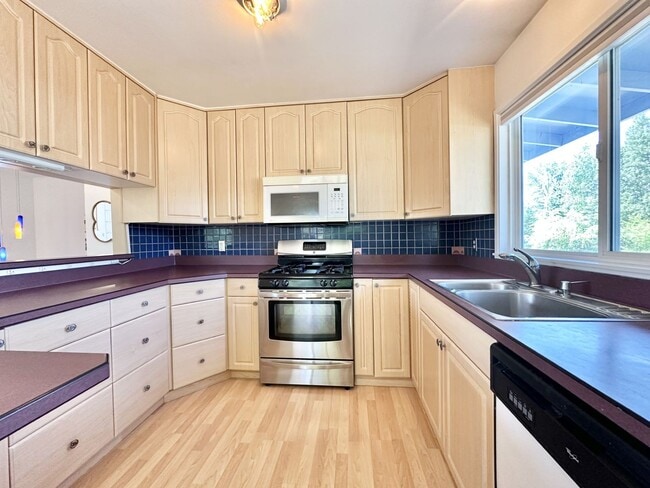 Building Photo - Newly Updated 4 Bedroom UMED Home!