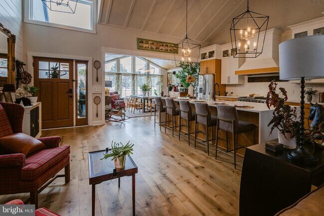 Foto del edificio - 13230 Falls Rd