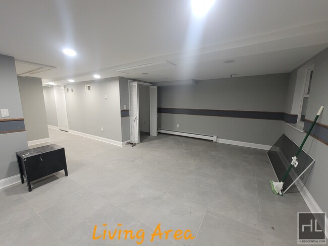 Foto del edificio - Huge Newly Renovated Basement Apartment in...