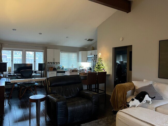 Building Photo - Updated & Spacious 2-BDR 1-BTH Duplex in G...