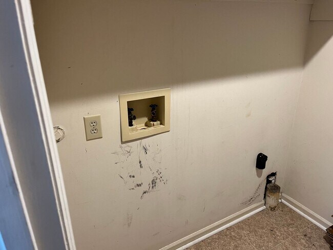 Photo - Cedar Chase - 3 Bedroom available August 2... House