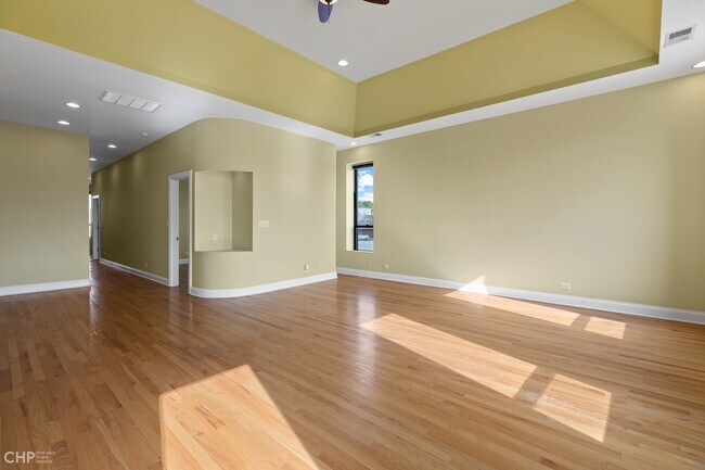 Building Photo - 956 W Wrightwood Ave