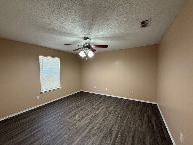 Foto del edificio - Available Now!