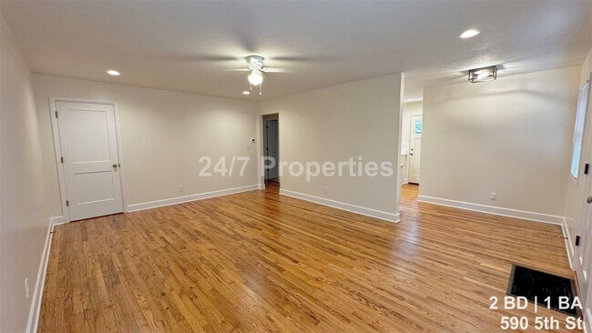 Foto del edificio - Remodeled 2 BD | 1 BA Duplex - First Edition Lake Oswego