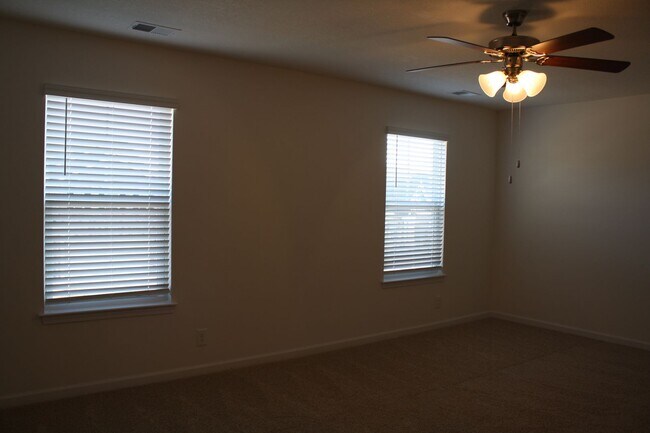 Foto del edificio - Oak Ridge 37830 - 4 bedroom, 2.5 bath home...