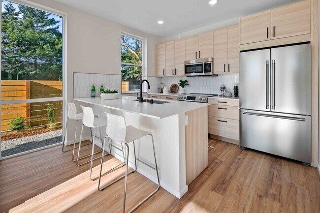 Foto del edificio - Modern Townhome in Licton Springs – Rooftop Deck & Stylish Living!