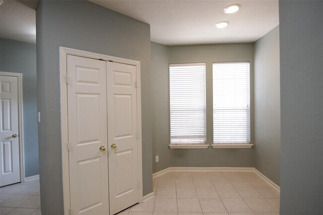 Foto del edificio - 2219 Ridge Wood Ln