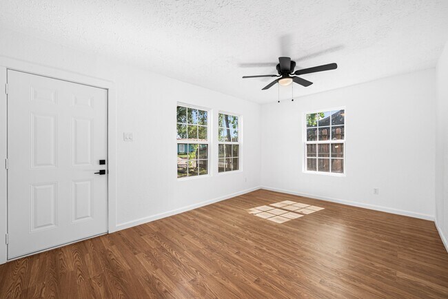 Building Photo - 2108 Camille St